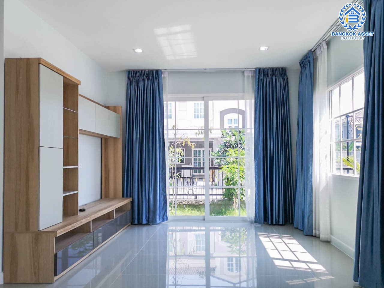 บ้านแฝดมือสอง ม.โกลเด้นนีโอ สาทร บ้านสวย หลังมุม เนื้อที่กว้างถึง 40.8 ตร.ว. ฟังก์ชัน 4 ห้องนอน 4 ห้องน้ำ จอดรถได้ 2 คัน ตกแต่งใหม่ พร้อมเข้าอยู่ ราคาถูกสุดๆ บนทำเลเชื่อมต่อหลายเส้นทาง ใกล้รถไฟฟ้าสายสีเขียว "สถานีวุฒากาศ" และ ทางด่วน "สาทร"